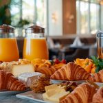 uma-deliciosa-refeicao-matinal-com-bolos-frescos-e-sucos-de-frutas-num-pequeno-almoco-vibrante.jpg